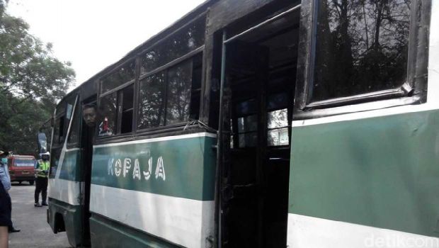 Sopir Bus Kopaja yang Menabrak Santri Asal Riau, Dipukuli Massa, Busnya Dirusak