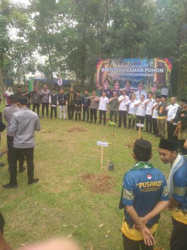 blemang-jadi-sajian-istimewa-saat-penanaman-bibit-pohon-kayu-jalur-di-hutan-kota-telukkuantanb