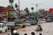 dua-sungai-di-rohul-meluap-usai-hujan-deras-3-jam-ratusan-rumah-dan-pasar-terendam
