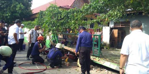 Lima Warga Tertimpa Tembok Pembatas Sekolah Ambruk di SDN 141 Pekanbaru, Seorang Tewas
