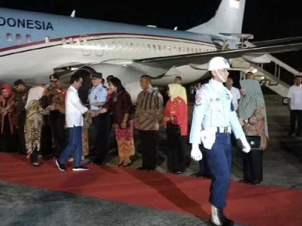 Kece, Presiden Jokowi Pakai Celana Jins dan Sepatu Kets Saat Tiba di Pekanbaru