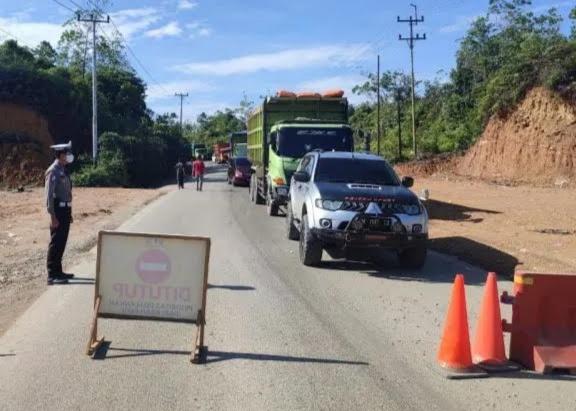 <b>Hingga Kini Petugas Masih Memberlakukan Sistem Buka Tutup di KM 106-107 Jalan Lintas Riau-Sumbar</b>
