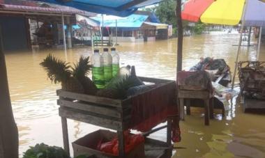 bcurah-hujan-tinggi-empat-daerah-di-provinsi-riau-dilanda-banjirb