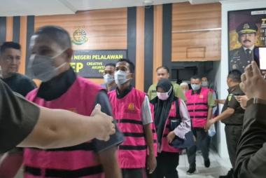 bturun-dari-pesawat-tersangka-pertama-kasus-korupsi-pupuk-di-pelalawan-dikuntit-jaksa-sampai-ke