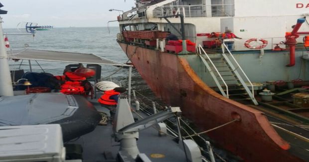 Prajurit TNI AL Selamatkan ABK Kapal yang Bocor di Perairan Dumai