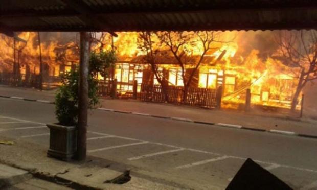 <i>BREAKING NEWS!</i> Kebakaran Hebat di Indragiri Hilir, Api Melumat Asrama Polisi Tembilahan