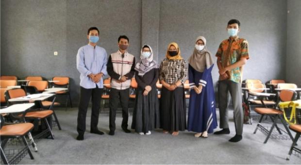 Mahasiswa Jurusan Bahasa Inggris Unilak Gelar Kelas Pertama Peneliti Muda ”Ruang Riset Riau”