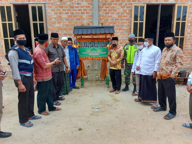Gunting Pita Jadi Penanda Peresmian Surau Darul Islam di Kecamatan Kemuning oleh Ketua DPRD Inhil
