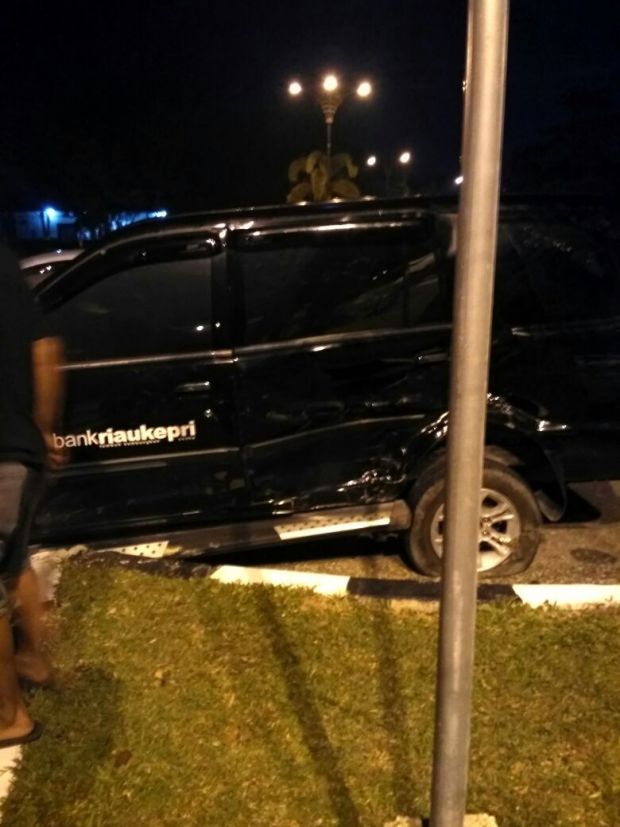 <i>BREAKING NEWS</i>: Mobil Avanza Hantam Isuzu Panther Milik Bank Riaukepri, Dua Korban Dilarikan ke RSUD Kabupaten Siak