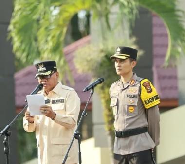 bini-amanat-bupati-suhardiman-saat-pimpin-apel-gelar-pasukan-operasi-ketupat-2026-di-mapolres