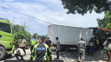 btabrakan-truk-boks-dengan-bus-di-jalur-mudik-jambiriau-sopir-tewasb