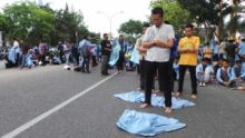 kawasan-cut-nyak-dien-pekanbaru-membiru-ribuan-mahasiswa-salat-ashar-berjemaah-di-jalan