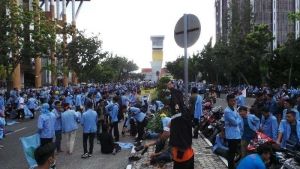 Ribuan Mahasiswa Riau Unjuk Rasa, Ratusan Petugas Siaga di Seluruh Gerbang Kantor Gubernur