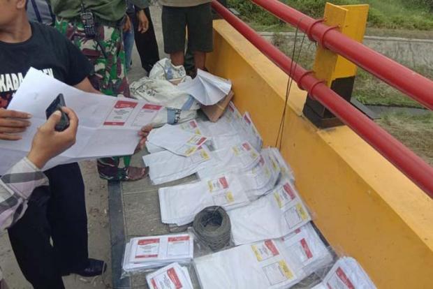 Bawaslu Kampar: Surat Suara yang Tercecer di Bawah Jembatan Salo Kampar untuk Pemilihan DPD RI dan DPR Dapil Sumbar