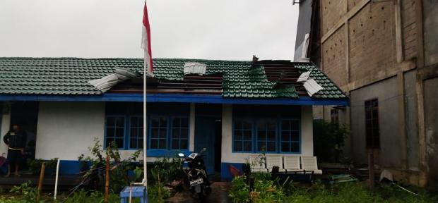 Angin Puting Beliung Hantam Desa Sanglar Indragiri Hilir, Satu Bayi Tewas Tertimpa Puing Bangunan