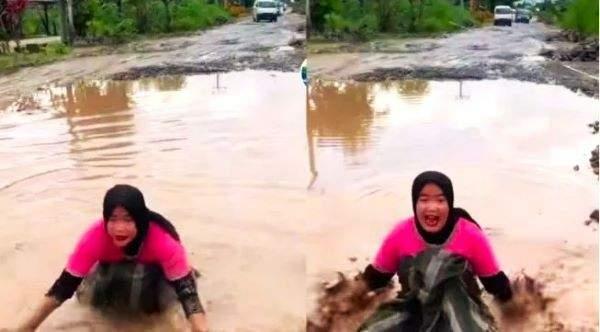 Mak-Mak Ini Nekat Mandi di ”Kolam Renang” yang Lokasinya di Tengah Jalan