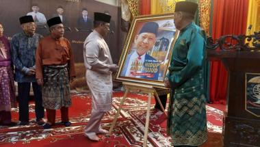 bgubernur-ke7-riau-saleh-djasit-luncurkan-buku-ijalan-hidup-anak-pujudib