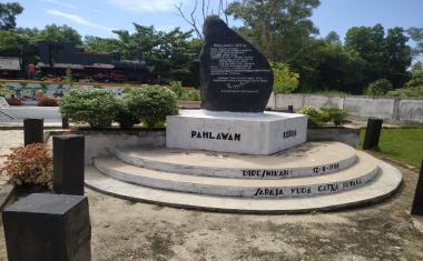 bpuluhan-wna-belanda-keturunan-korban-romusha-napak-tilas-rel-maut-monumen-kereta-api-di