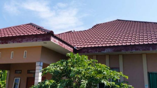 Ada Atap Rumah Warga Kampar yang Jebol Diduga Kejatuhan Kursi Lontar Pesawat TNI AU