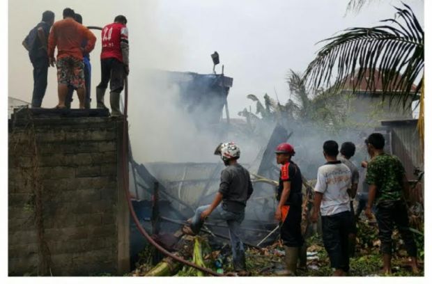 Ditinggal Pemiliknya, Satu Rumah Ludes Terbakar di Jalan Swadaya Parit 9 Tembilahan