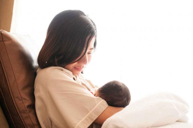 WHO Bagikan Tips Cara Aman Menyusui Bayi jika Ibu Positif Covid-19