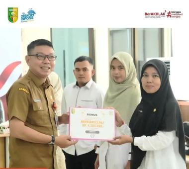 bbupati-suhardiman-amby-berikan-bonus-kepada-kafilah-kuantan-singingi-yang-jadi-jawara-mtq-ke43