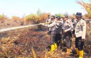 Sambil Berpuasa, Kapolda Riau Jalan Kaki 1 Km di Gambut Panas untuk Pimpin Langsung Operasi Pemadaman Api di Rohil