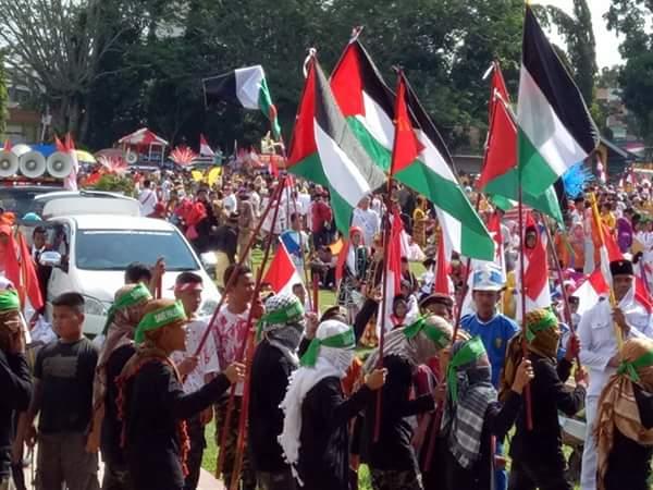 Bendera Palestina Berkibar pada Pawai Karnaval di Lapangan Limuno Telukkuantan