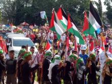 bendera-palestina-berkibar-pada-pawai-karnaval-di-lapangan-limuno-telukkuantan