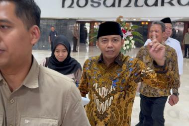 bmenhut-raja-juli-malah-berlari-ke-mobilnya-saat-ditanya-isi-amplop-dari-bupati-nonaktif-kuantan