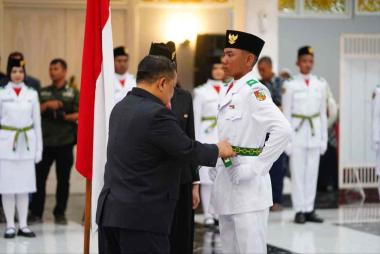 bsf-hariyanto-kukuhkan-paskibraka-riau-untuk-upacara-hut-ke81-ri-di-kantor-gubernurb