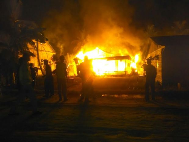 Lagi Asyik Nonton Televisi, Warga Parit Tambrak Inhil Kaget Rumahnya Terbakar