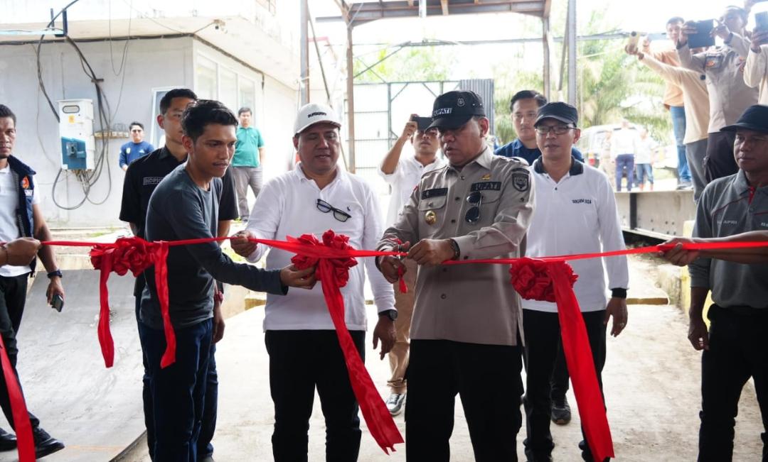 <b>Bupati Kuansing Suhardiman Amby Resmikan Kommisioning Pabrik Kelapa Sawit di Muara Tiu</b>