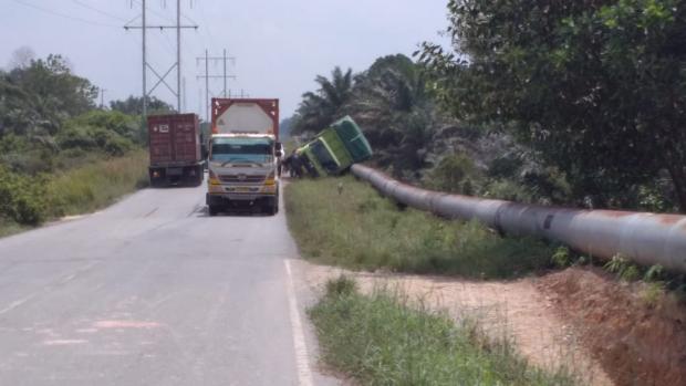 Elakkan Lobang, Truk Tronton Terguling hingga Bersandar ke Pipa di Jalan Lintas Siak-Perawang