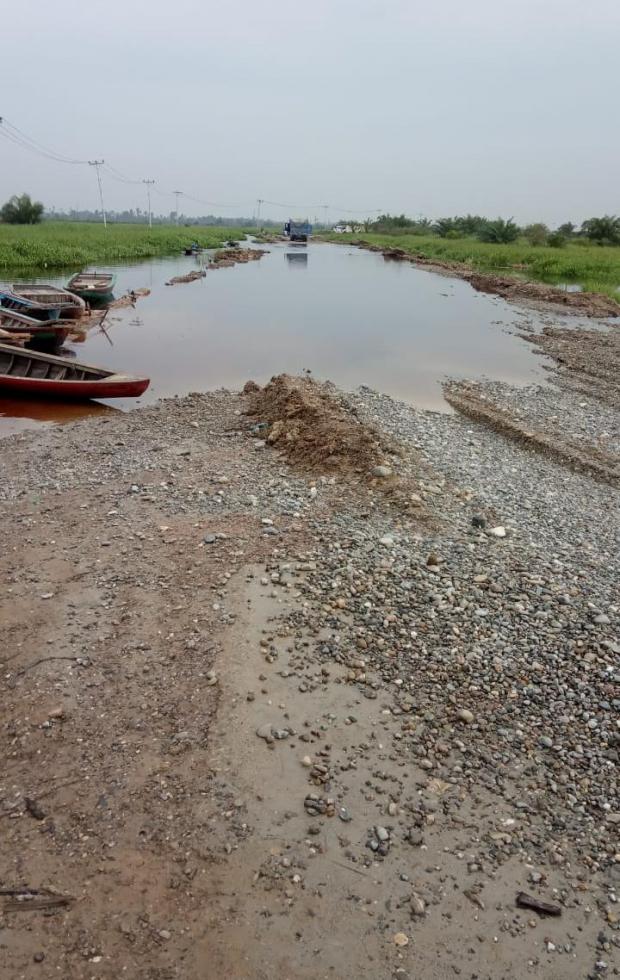 Parahnya Kerusakan Jalan Penghubung Dua Kabupaten di Riau, hingga Warga yang Melintas pun Harus Pakai <i>Speedboat</i>