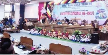 bhadiri-sidang-istimewa-hut-ke26-kabupaten-kuantan-singingi-gubernur-riau-abdul-wahid-sampaikan