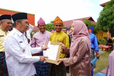 gubri-syamsuar-serahkan-715-sk-pppk-guru-di-bengkalis-penantian-yang-terwujud