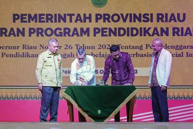 gubri-luncurkan-program-pendidikan-riau-unggul-berbasis-ai-dan-pergub-wajib-belajar-12-tahun