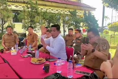 bpimpin-rapat-di-bawah-pohon-bupati-pelalawan-nyaris-ketiban-mangga-jatuh-saat-menyebut-rp8-miliarb