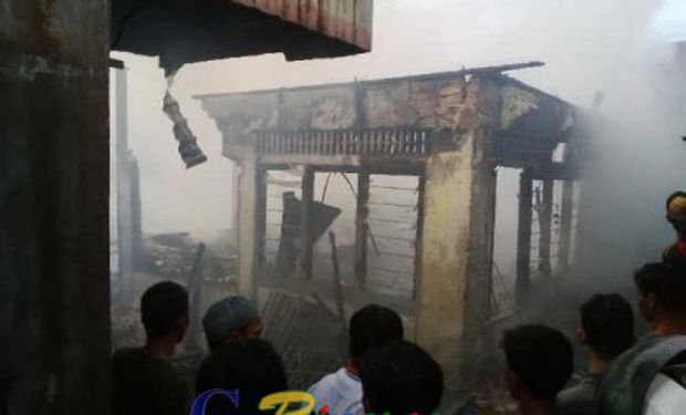 Kebakaran Hanguskan 7 Rumah Petak dan 1 Rumah Bulatan di Jalan Hasanuddin, Rintis, Pekanbaru