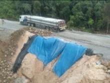 <b>Agar Longsor di Trase Baru Jalan Lintas Riau-Sumbar tak Meluas, BPJN Riau Terpaksa Pasang Beronjong dan Terpal</b>