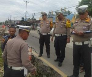 <b>Dalam Rangka Persiapan Operasi Lilin 2024, Ditlantas Polda Riau Tinjau Kondisi Jalan Rusak di Tembilahan Hulu</b>