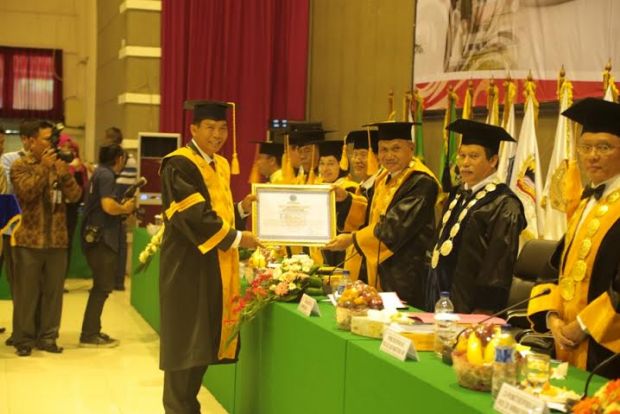 Kuliah di Sela Kesibukan sebagai Wali Kota Pekanbaru, Firdaus Raih Doktor Ilmu Pemerintahan dengan Predikat Cum Laude