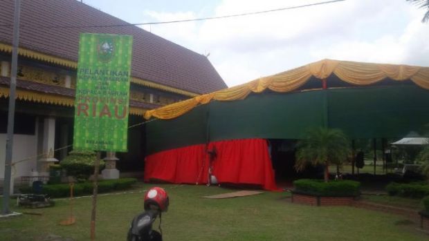 Panitia Beres-beres, Siapkan Tenda Besar untuk Simpatisan dan Kerabat Bupati dan Wali Kota yang Dilantik Besok di Gedung Daerah Provinsi Riau