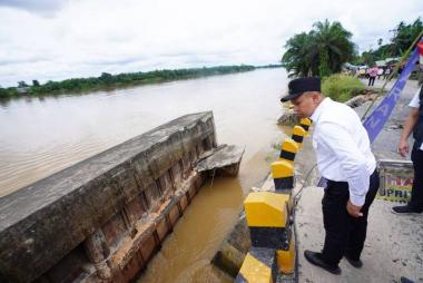 bjembatan-sekayan-deras-rusak-gubernur-riau-abdul-wahid-pastikan-perbaikan-segera-dilakukanb