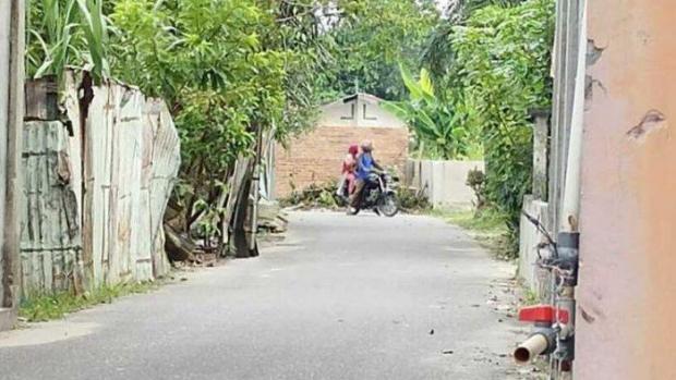 Seorang Warga di Pekanbaru Tutup Jalan Umum dengan Tembok hanya gara-gara Pernah Diklakson Pengendara