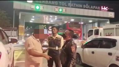bmalammalam-hendak-kabur-ke-sumut-pelarian-terduga-penculikan-anak-berakhir-di-tol-pekanbarudumaib