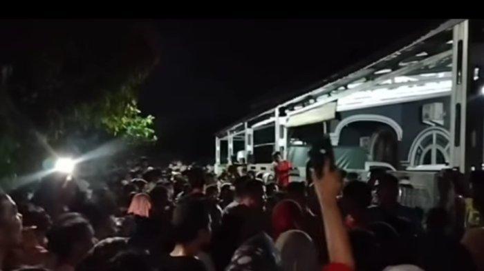 <b>Diteriaki sebagai Walid, Rumah Oknum Kades di Kampar Digeruduk Warga karena Diduga Hamili Janda lalu Kabur</b>