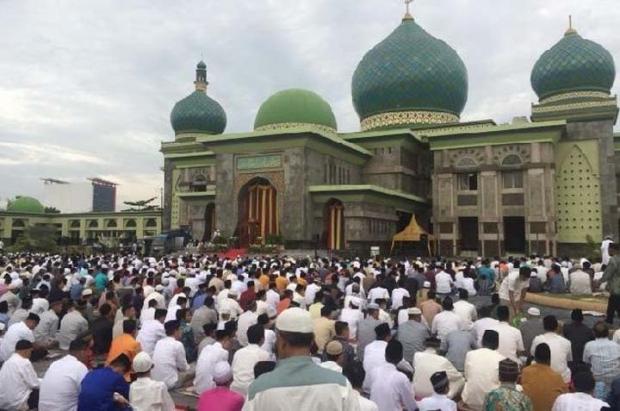 Ribuan Umat Muslim Laksanakan Salat Idul Fitri di Mesjid Raya An-Nur Riau