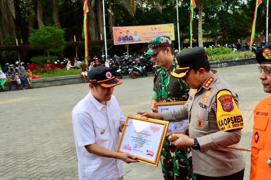 Diserahkan Penjabat Wali Kota Pekanbaru, Dandim 0301 dan Kapolresta Dapat Penghargaan Partisipasi Penanggulangan Bencana